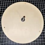 Holzscheibe mit Schraube und Mutter