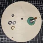 Holzscheibe mit Einzelteilen