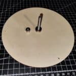 Holzscheibe mit Schraube und Kugellager