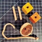 Geschenke + Walnusshälfte Geschenke + Walnusshälfte