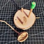 Holzstäbe & Walnusshälfte Holzstäbe & Walnusshälfte