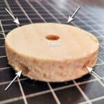 Holzscheibe mit Löchern Holzscheibe mit Löchern