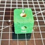 Holzwürfel mit Löchern Holzwürfel mit Löchern