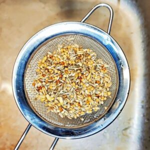 Futter im Sieb abspülen