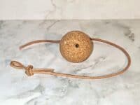 Korkkugel mit Lederband